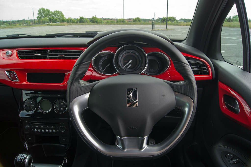 Citroen-DS3-RED-Review-Steering-Wheel-carwitter.jpg