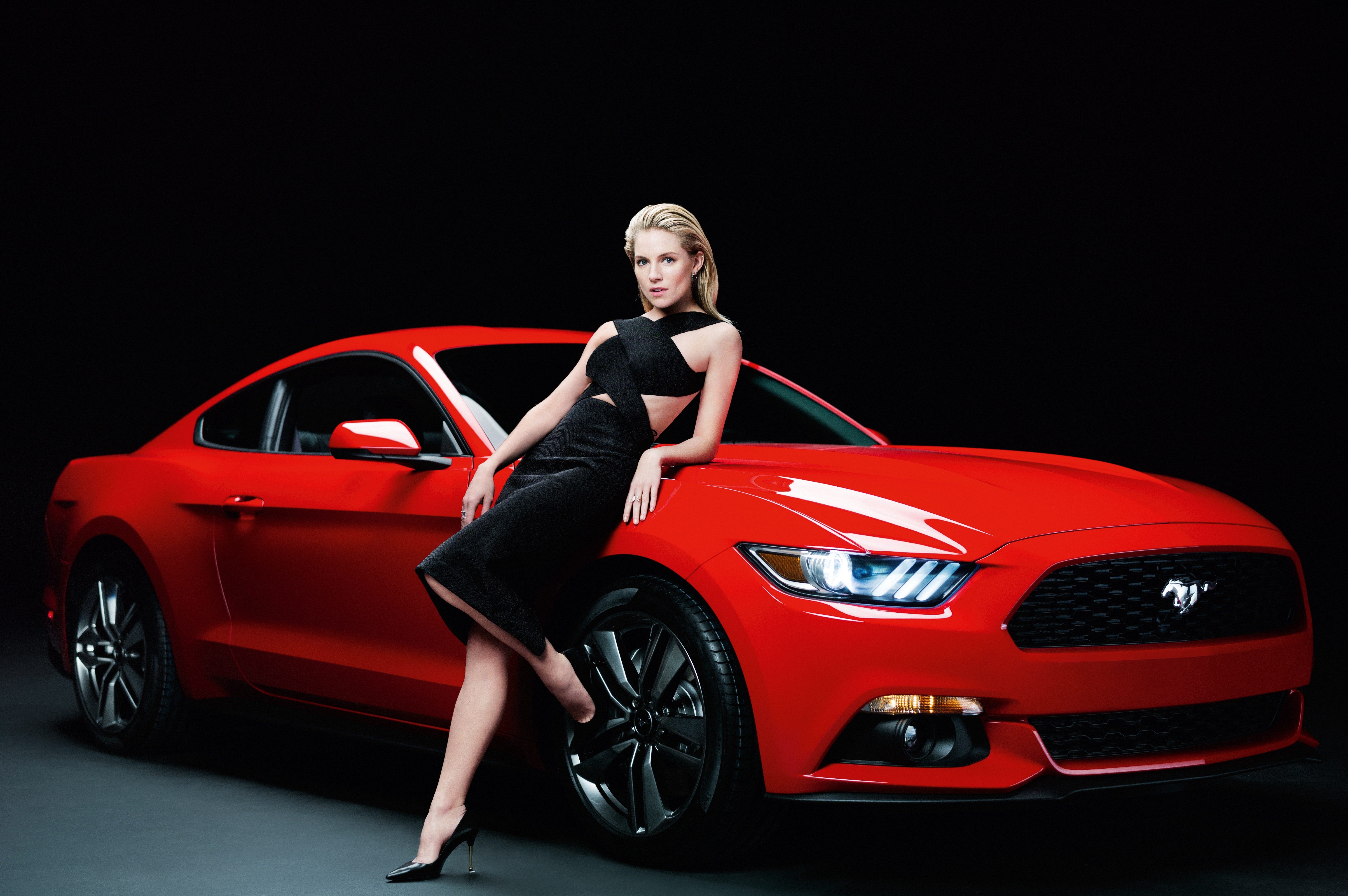 Машины останавливаются девушки. Ford Mustang 2015. Ford Сиена. Фотосессия с машиной. Девушка в машине.