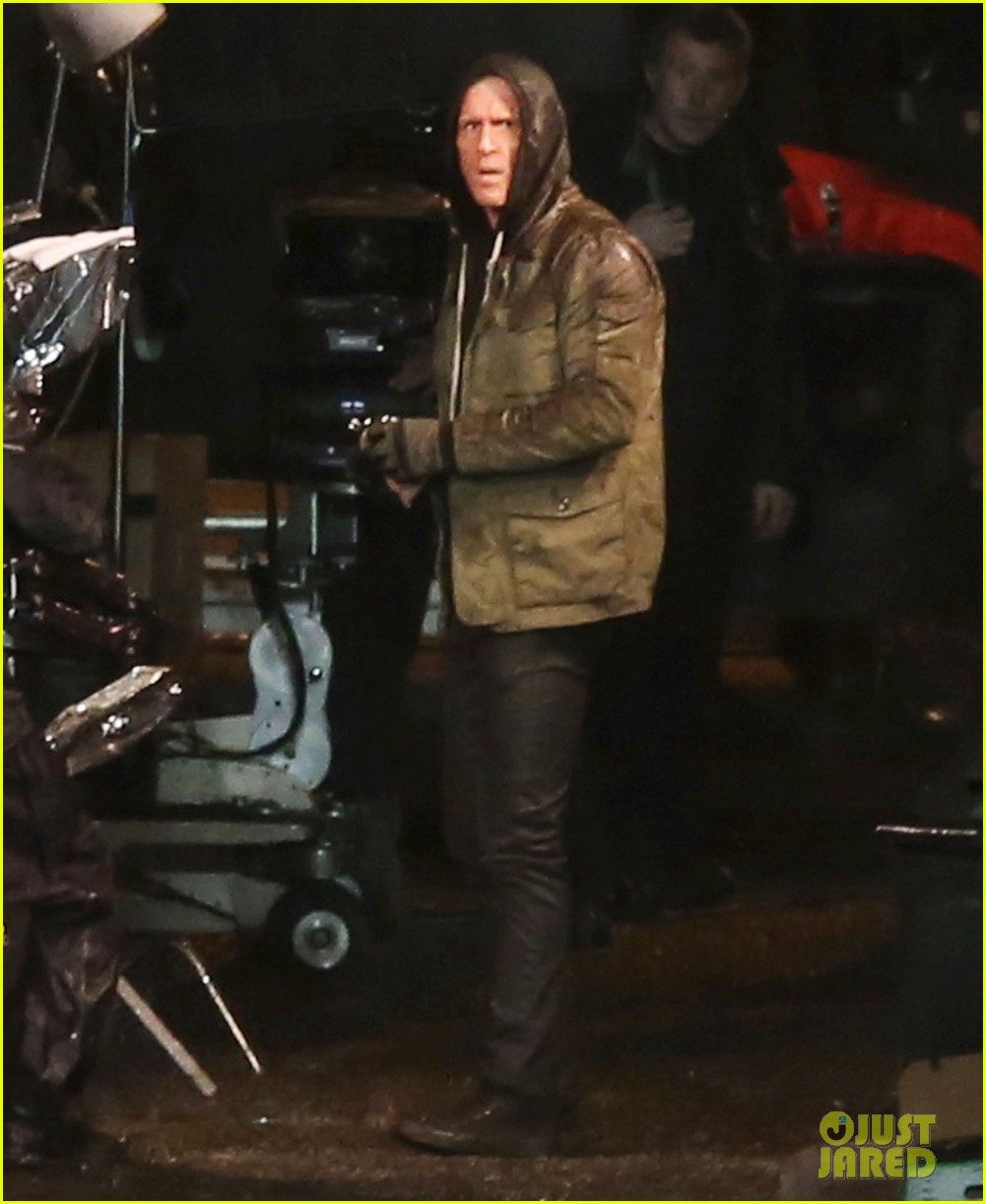 ryan-reynolds-gets-down-dirty-on-deadpool-movie-set-05.jpg