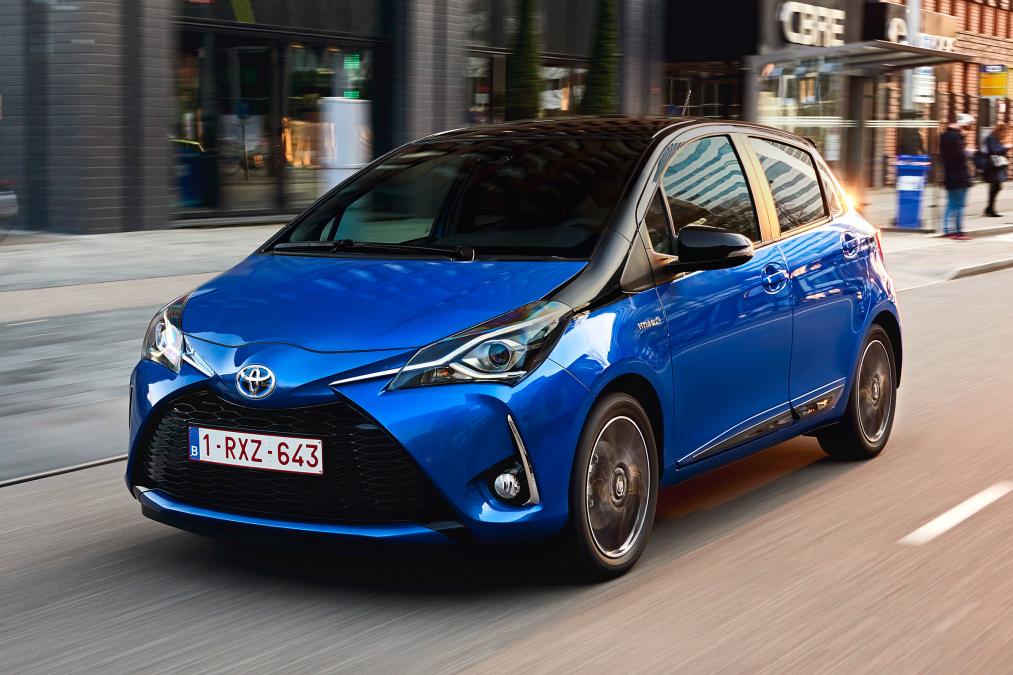 2017_toyota_yaris_hybrid_blue_dynamic_21.jpg