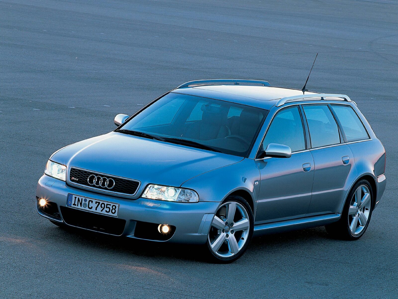 Audi-RS4-Avant-2000%E2%80%932001-4.jpg