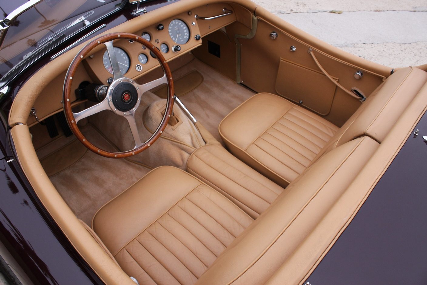 1955-Jaguar-XK-140-SE-Roadster-Interior-2.jpg