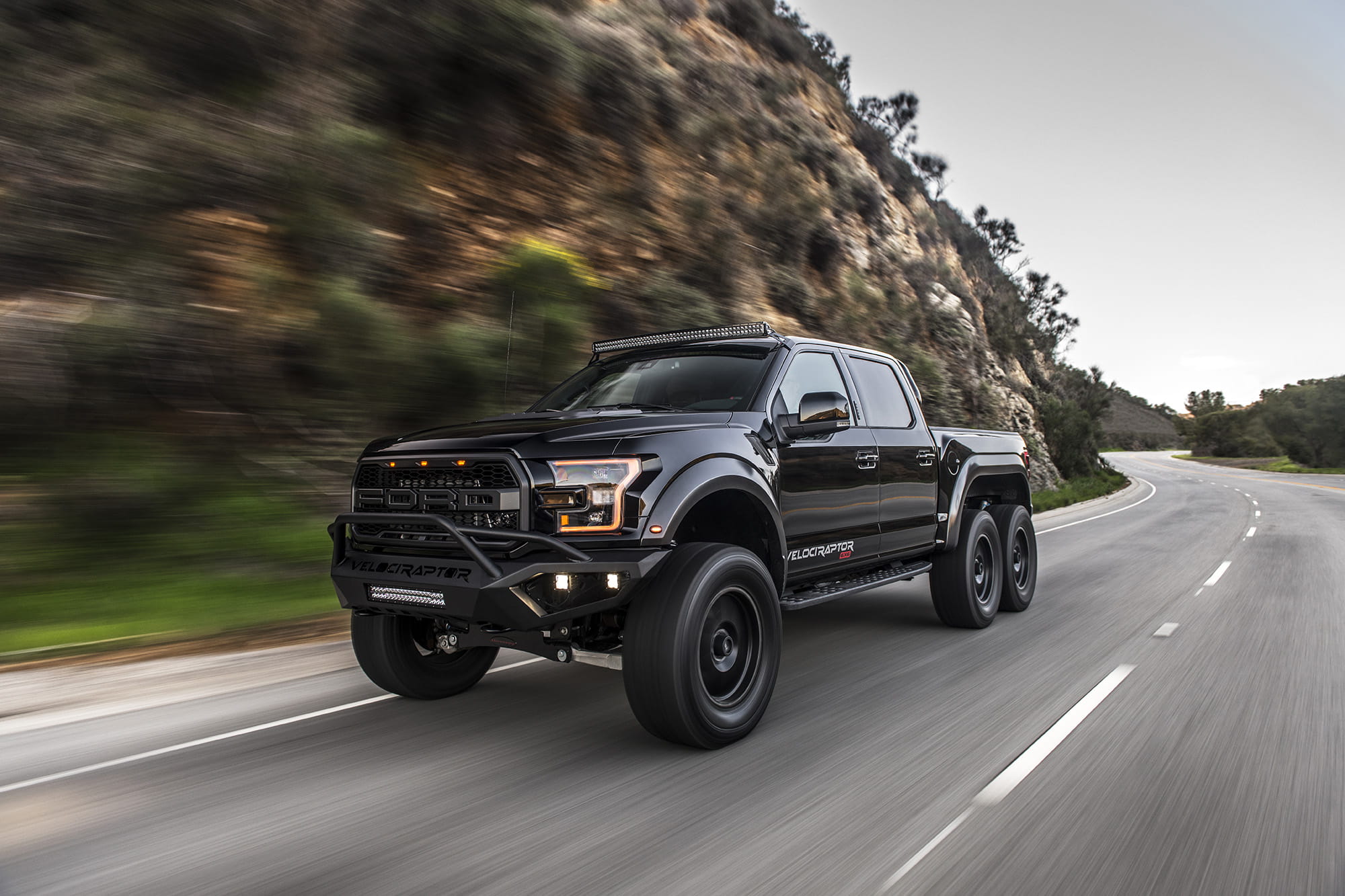 01-hennessey-velociraptor-6x6-min.jpg