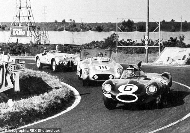 298410C000000578-3118840-The_race_between_leader_Mike_Hawthorn_6_and_Juan_Manuel_Fangio_1-m-36_1433972828949.jpg