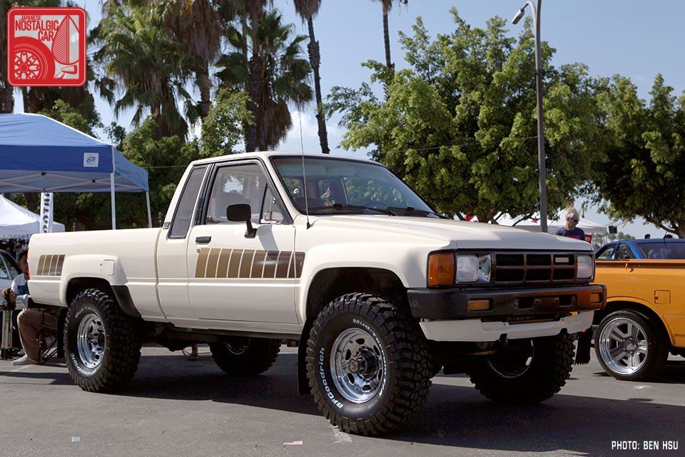 1017-BH3125_Toyota-Hilux-pickup.jpg