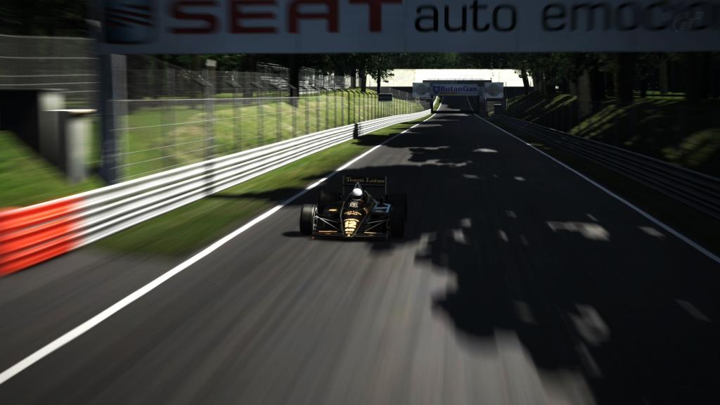 AutodromoNazionaleMonza80s_6_zpsc1002e11.jpg