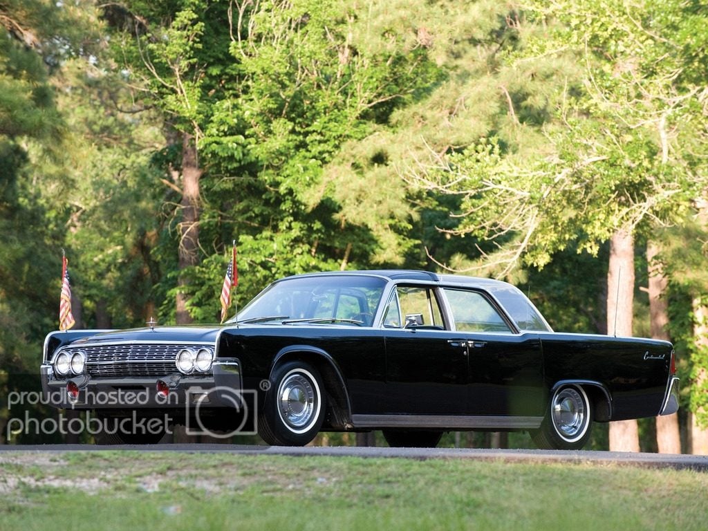 1962_Lincoln_Continental_Bubbletop_Kennedy_Limousine_001_1396_zpsol8fkfns.jpg