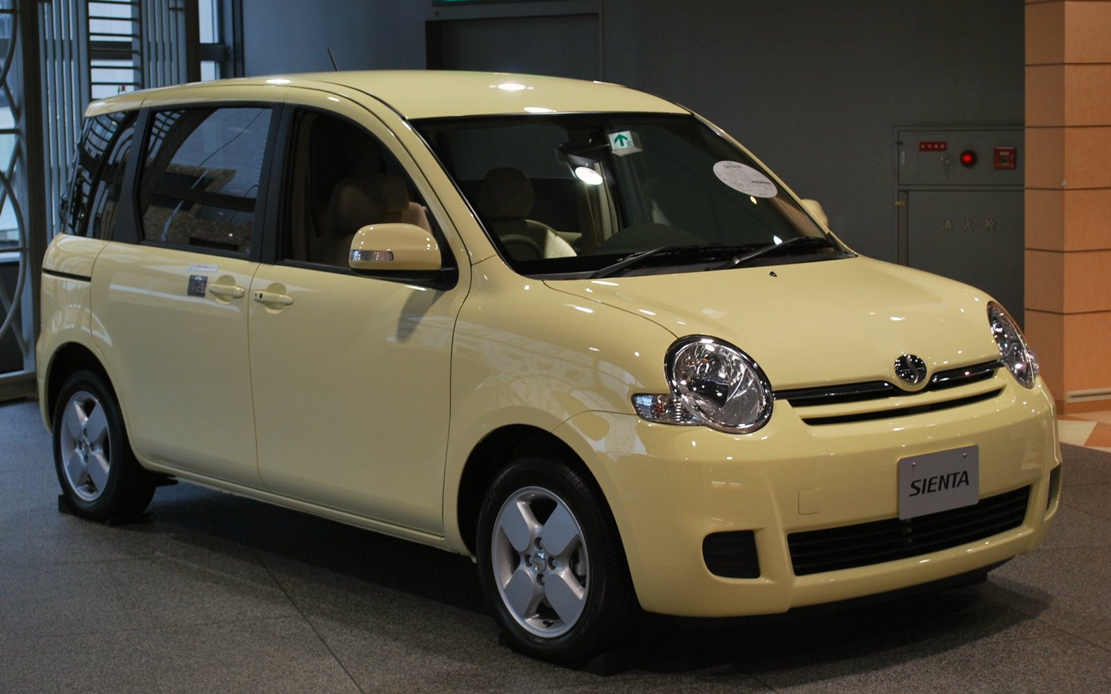 Toyota_Sienta_2006.jpg