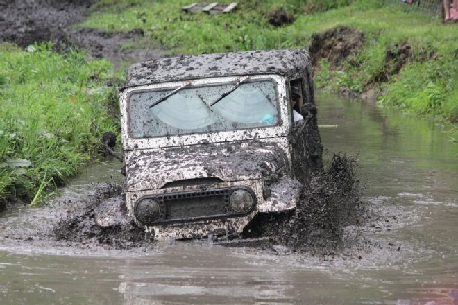 jeep-in-mud-pit