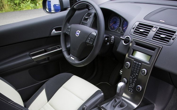 112_0907_11z+2009_volvo_c30_R-design+interior.jpg