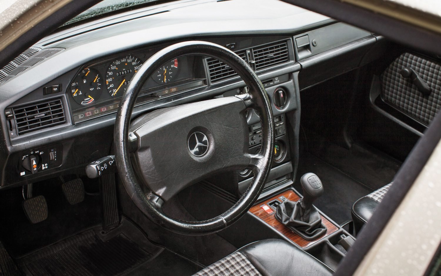 Mercedes-Benz-190E-2-3-16-interior.jpg