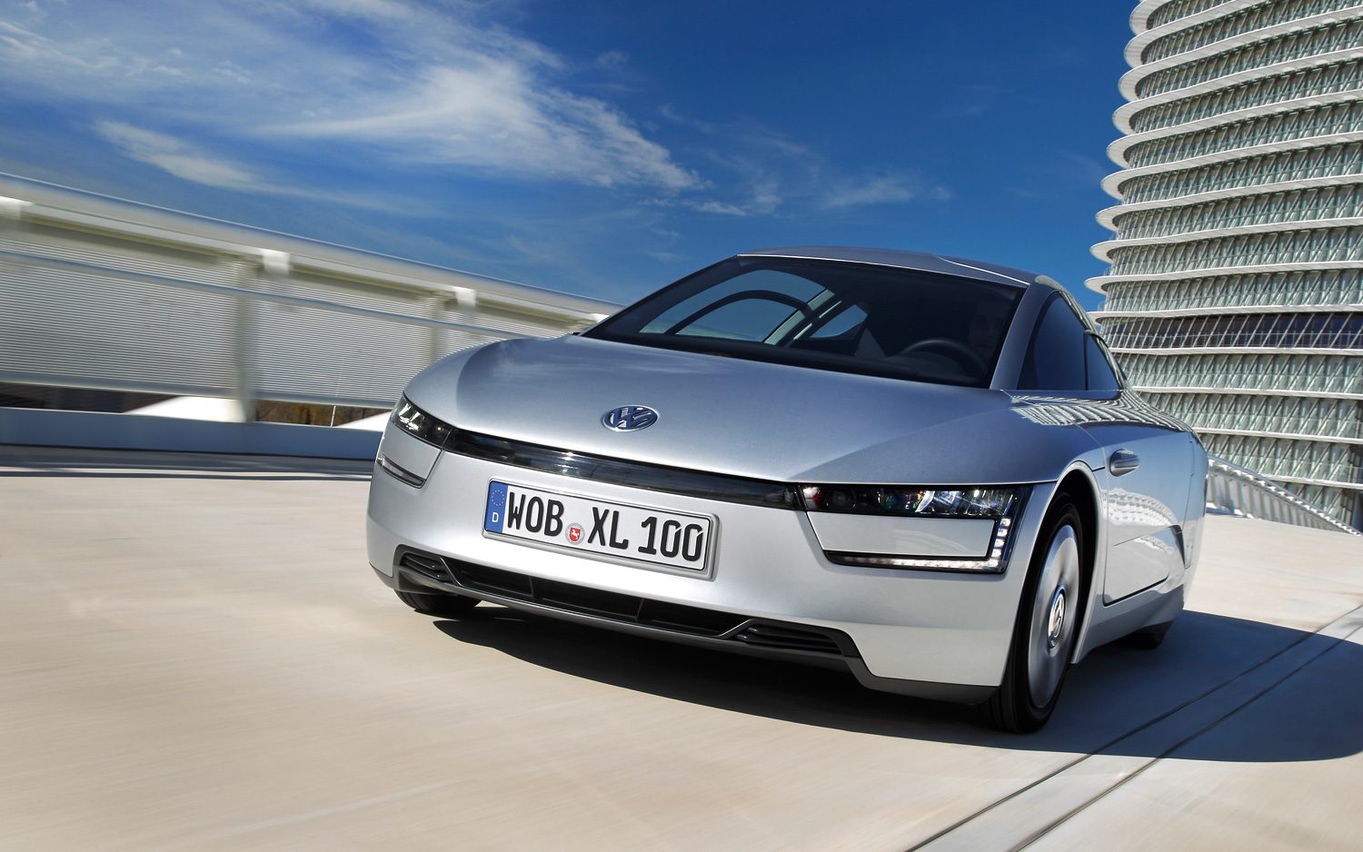 2013-volkswagen-xl1-front-end-in-motion.jpg