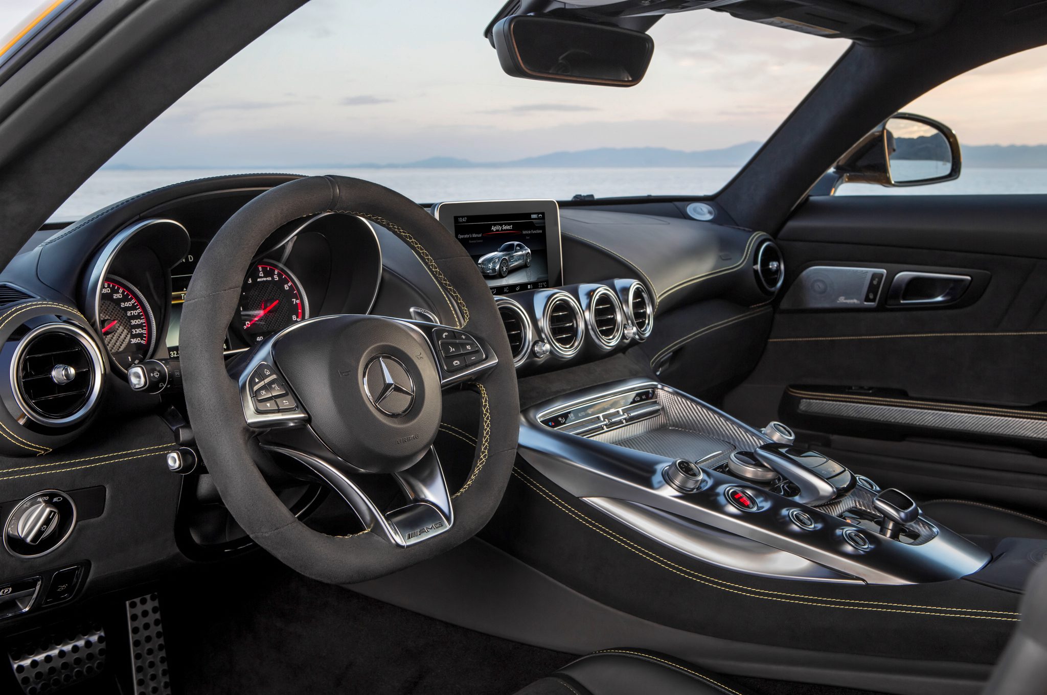 2016-mercedes-amg-gt-interior-02.jpg