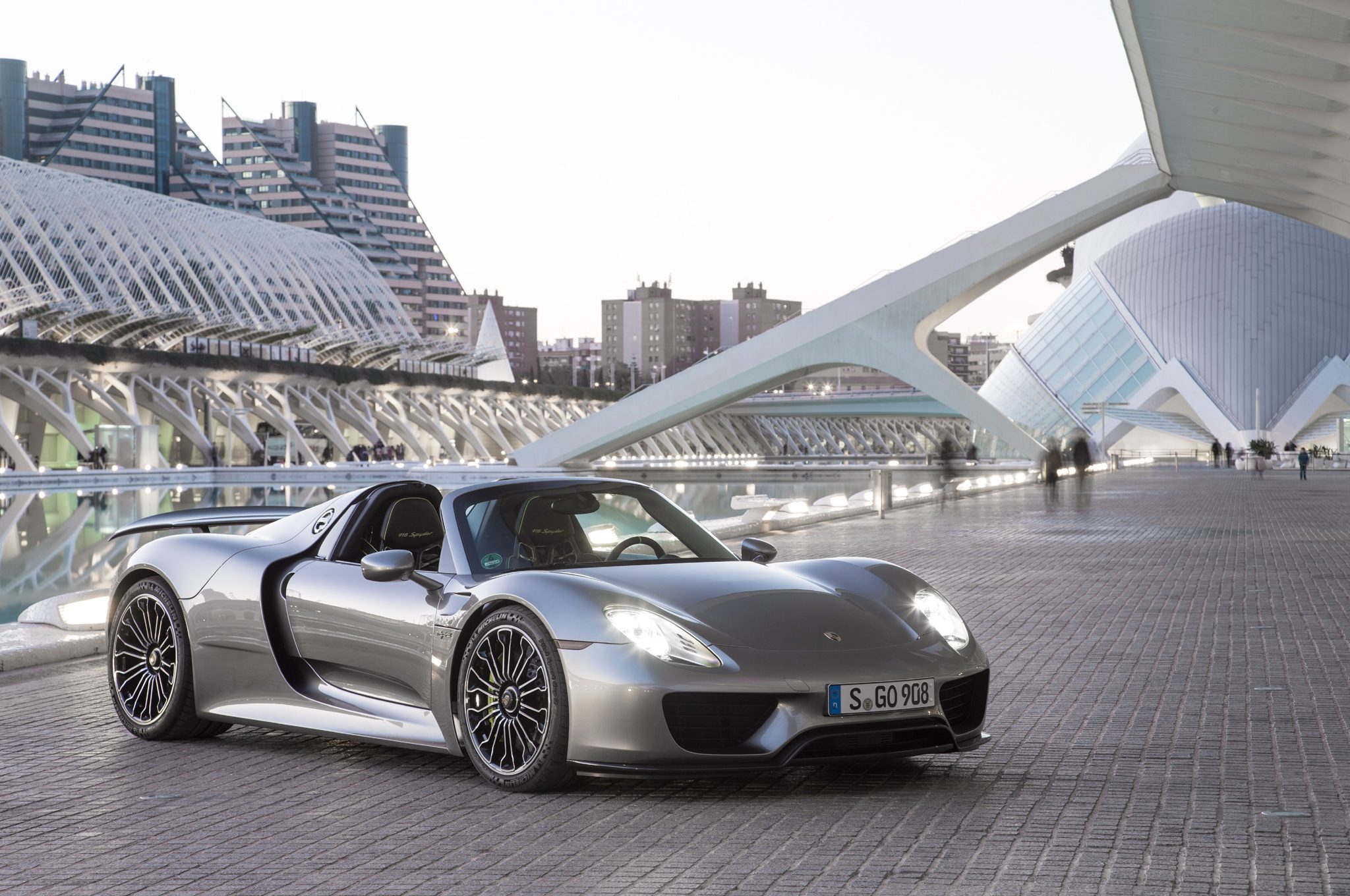 2015-porsche-918-spyder-front-three-quarters-02.jpg