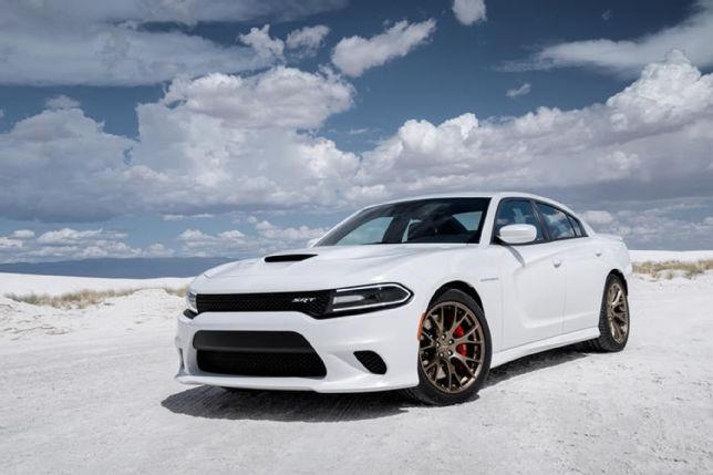 2015-dodge-charger-srt-hellcat-front-three-quarter-05.jpg