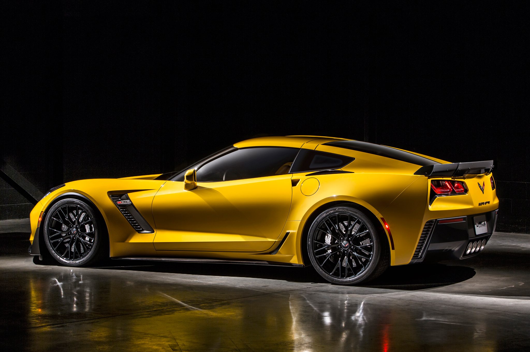 2015-Chevrolet-Corvette-Z06-rear-side-profile.jpg