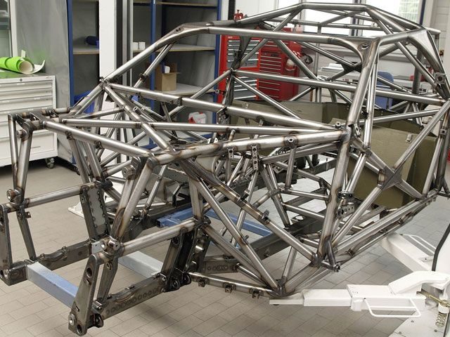 epcp_0810_02_z+volkswagen_touareg+chassis_roll_cage.jpg