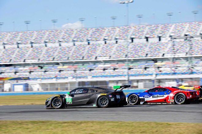 2017-acura-nsx-gt3-vs-ford-gt.jpg