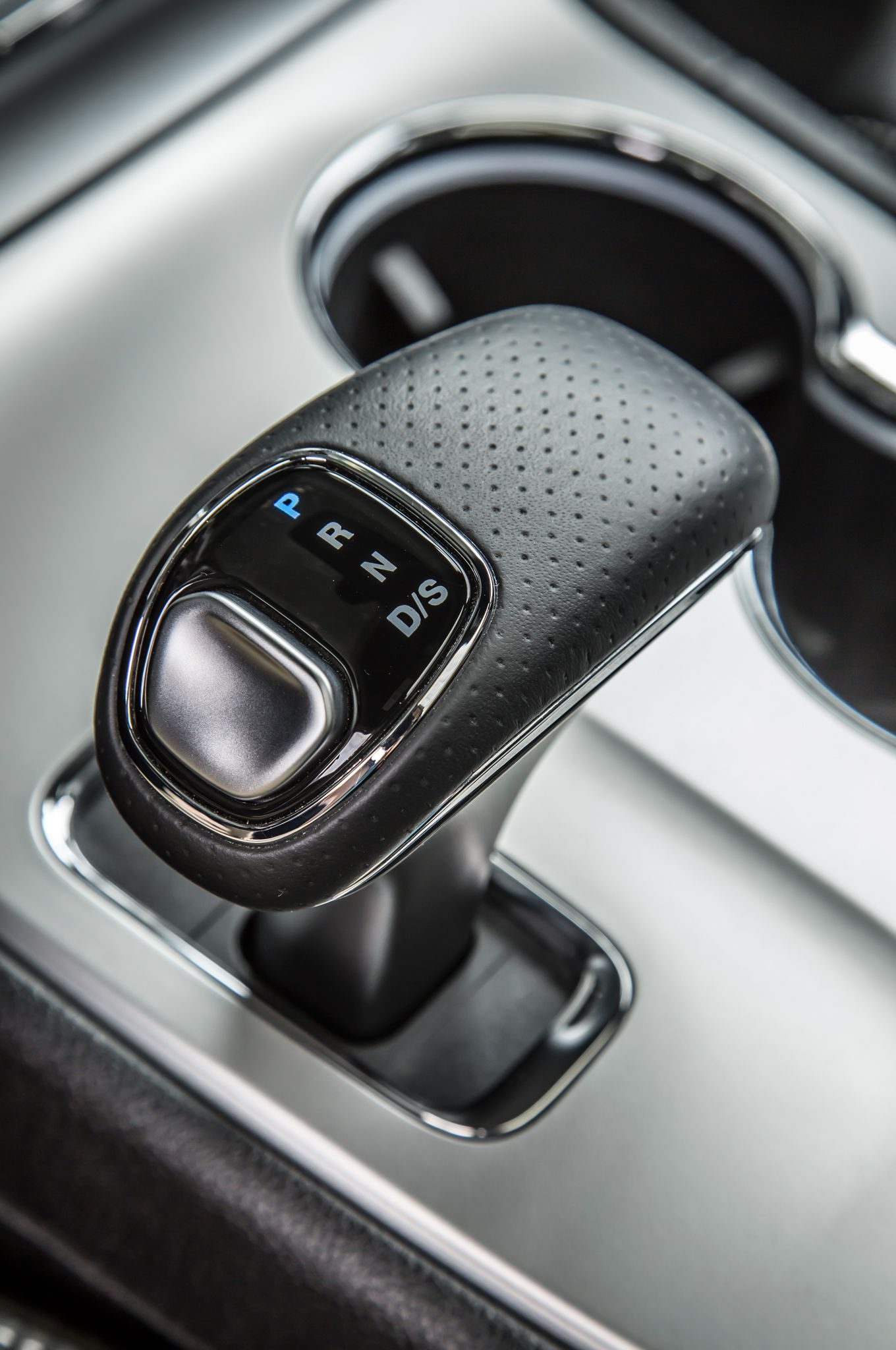 2014-jeep-grand-cherokee-srt-shifter.jpg