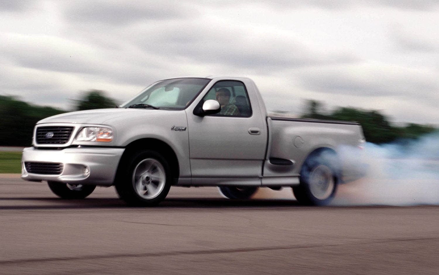 2004-Ford-F-150-SVT-Lightning-front-view-in-motion.jpg