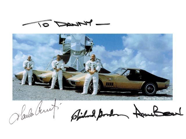 vet1101_08+1969_Chevrolet_Corvette_Stingray+Stingrays_Behind_Astronauts_Stingrays.jpg