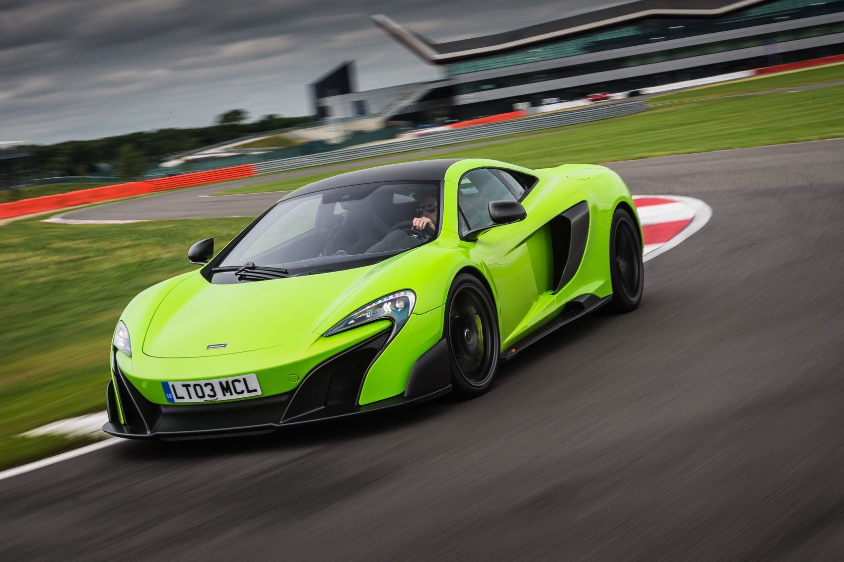 mclaren_675lt_01.jpg