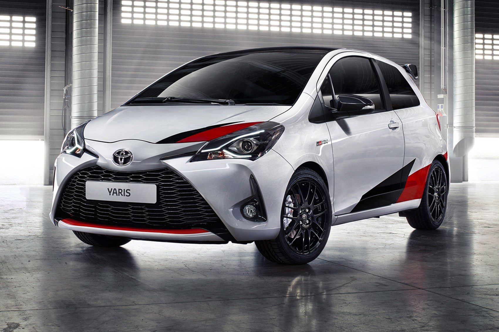 01_yaris_grmn_34front.jpg