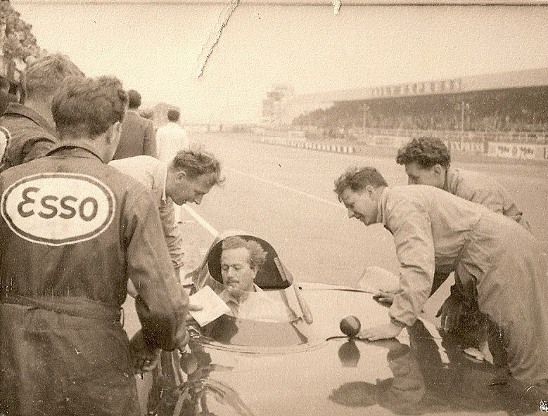 Colin_Chapman_in_Lotus_J_Crosthwaite_leaning_on_car__right_.jpg