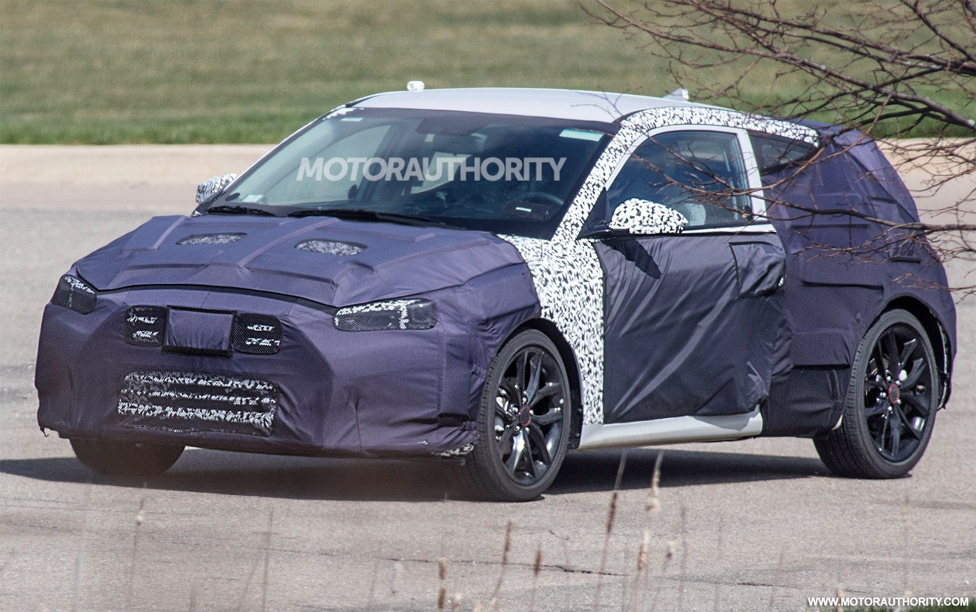 2019-hyundai-veloster-spy-shots--image-via-s-baldauf-sb-medien_100600499_h.jpg