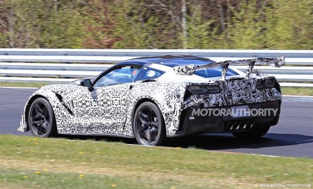 2018-chevrolet-corvette-zr1-spy-shots--image-via-s-baldauf-sb-medien_100600253_m.jpg