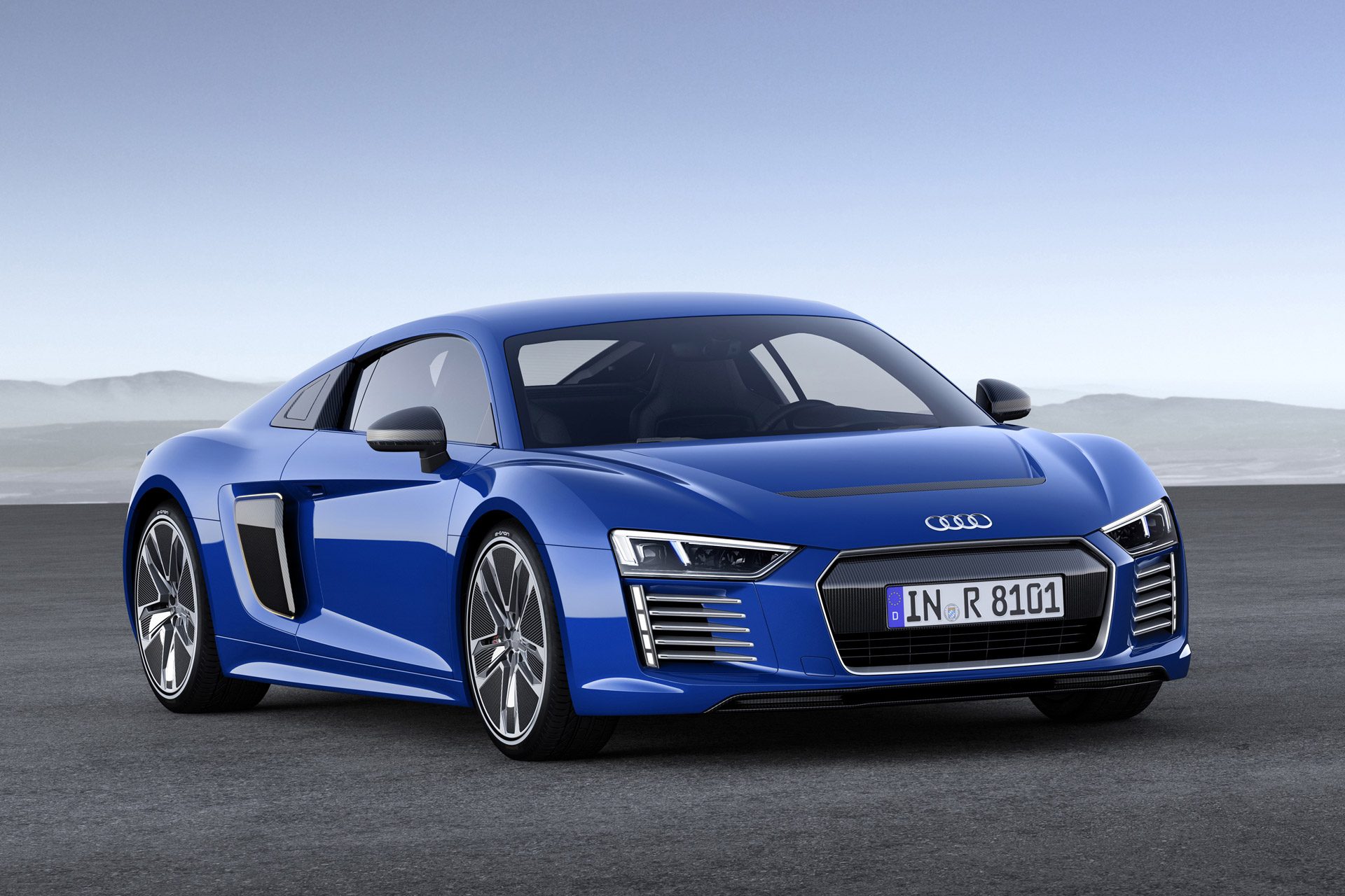 2016-audi-r8-e-tron_100502483_h.jpg