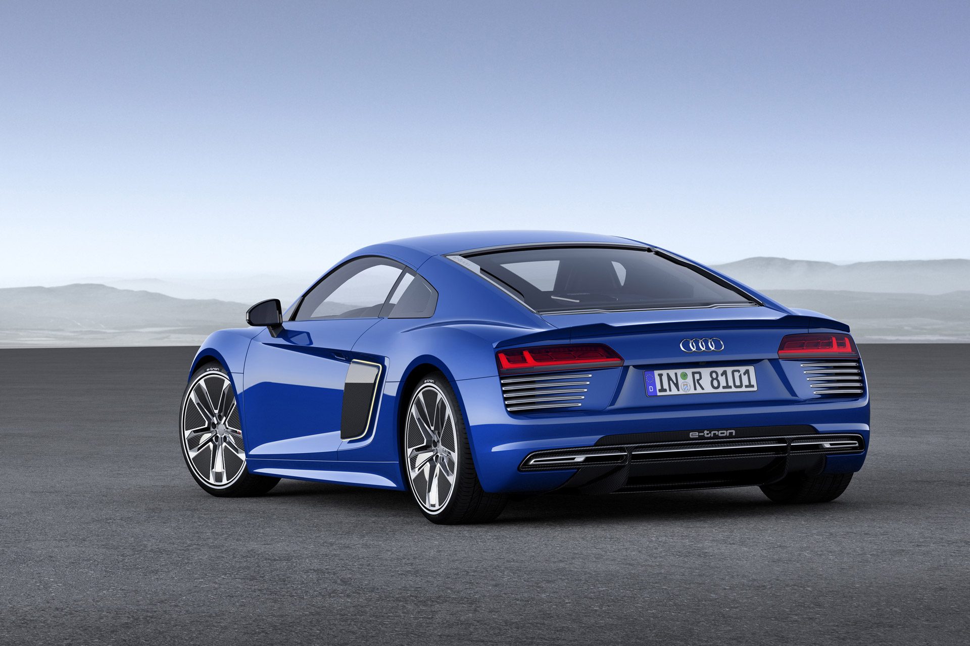 2016-audi-r8-e-tron_100502484_h.jpg