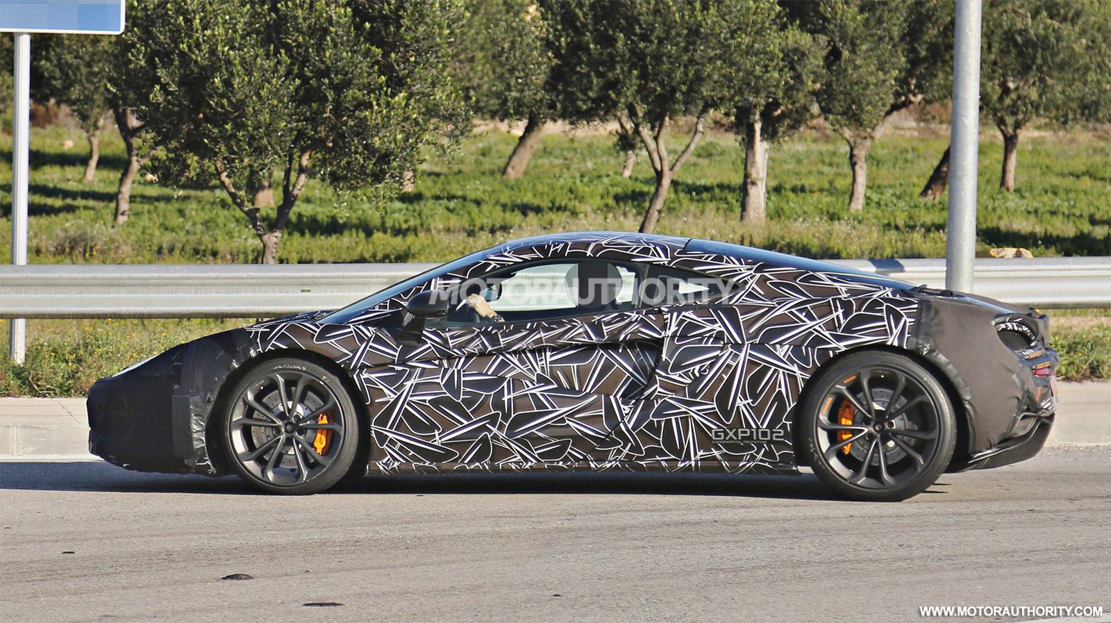 2016-mclaren-sports-series-spy-shots_100493327_h.jpg