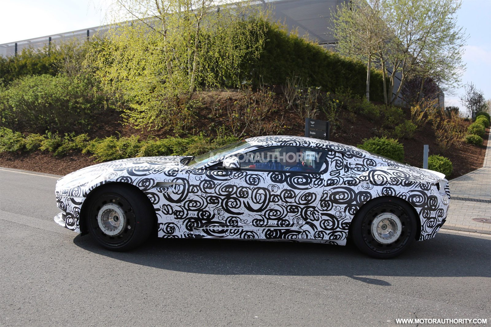 2017-aston-martin-db11-db9-successor-spy-shots_100508944_h.jpg