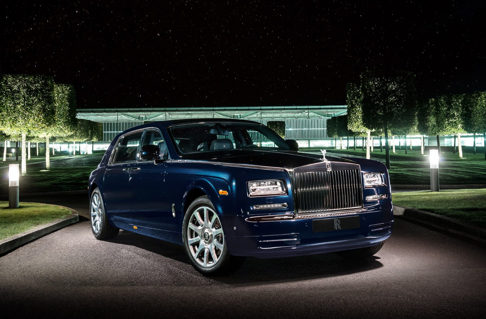 rolls-royce-bespoke-celestial-phantom-2013-dubai-motor-show_100445018_h.jpg