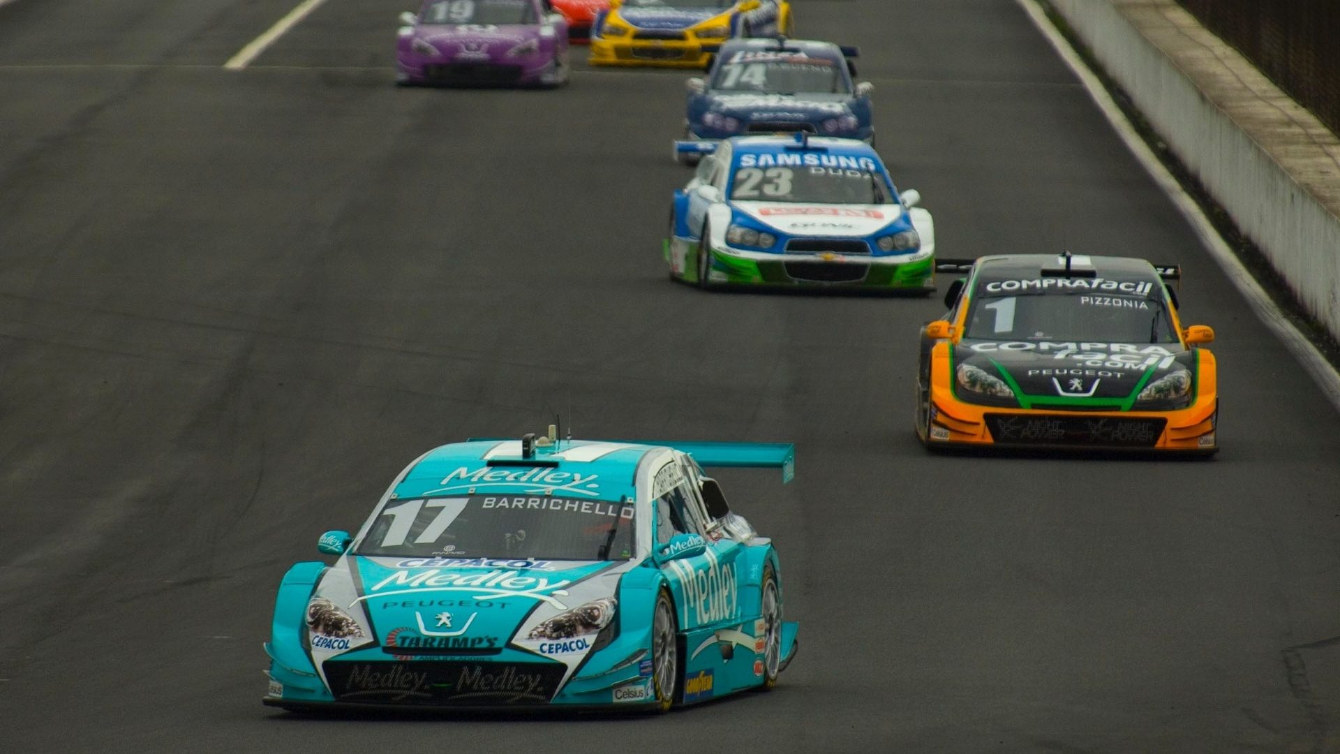 rubens-barrichello-pilota-o-carro-numero-17-durante-sua-corrida-de-estreia-na-stock-car-em-curitiba-1350830064843_1920x1080.jpg