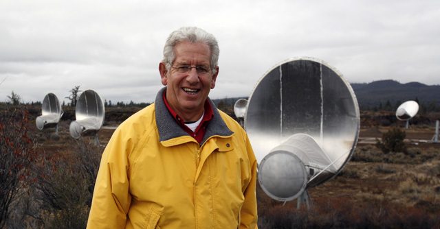 Adam-Hart-Davis-at-Allen-Telescope-Array-at-Hat-Creek-Radio-Observatory-in-northern-California-CA-US-1-AJHD.jpg