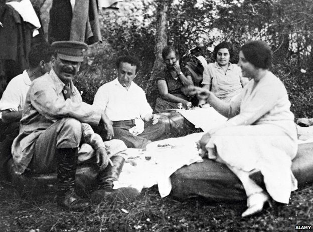 _79489996_stalin-picnic.jpg