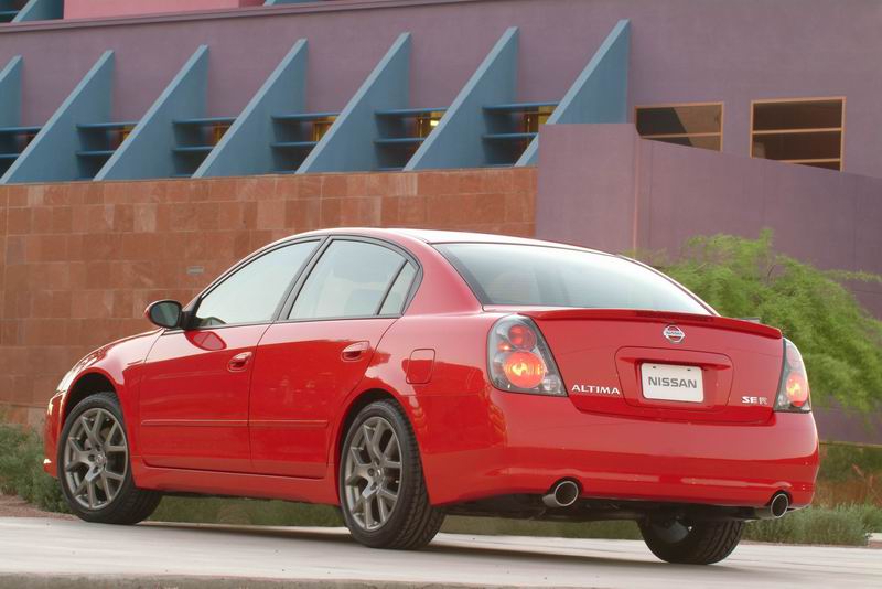 2006_nissan_altima_se-r_02.jpg