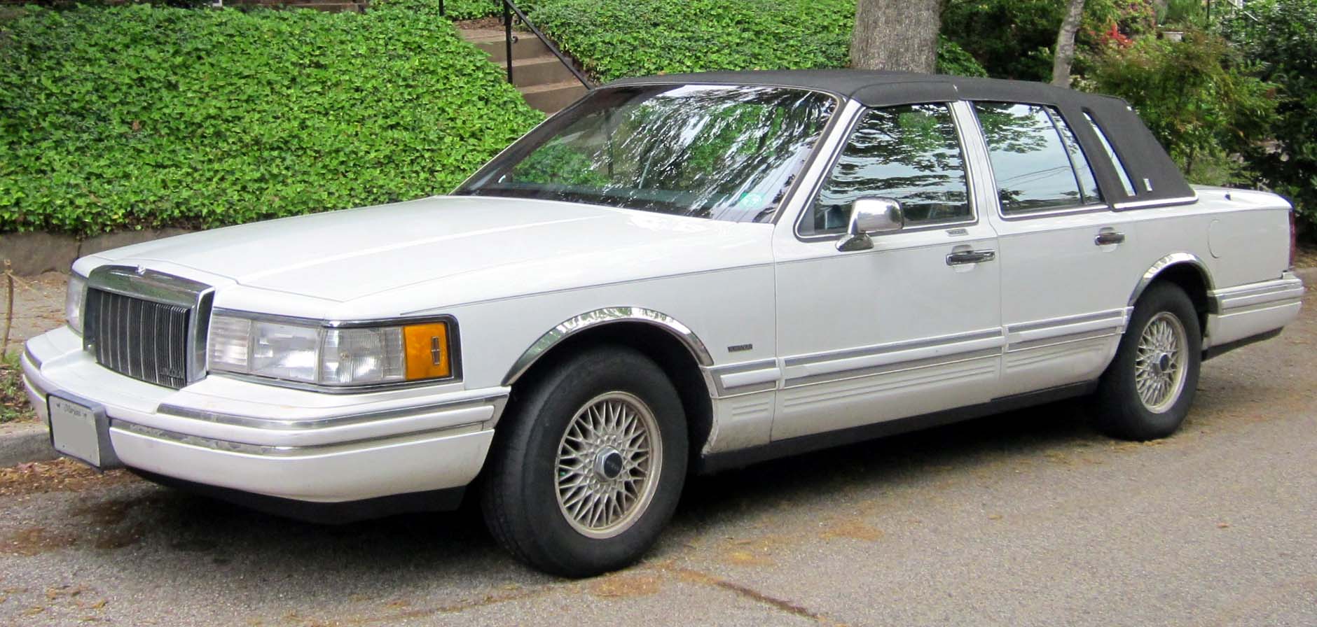 1993_Lincoln_Town_Car_5013.jpg