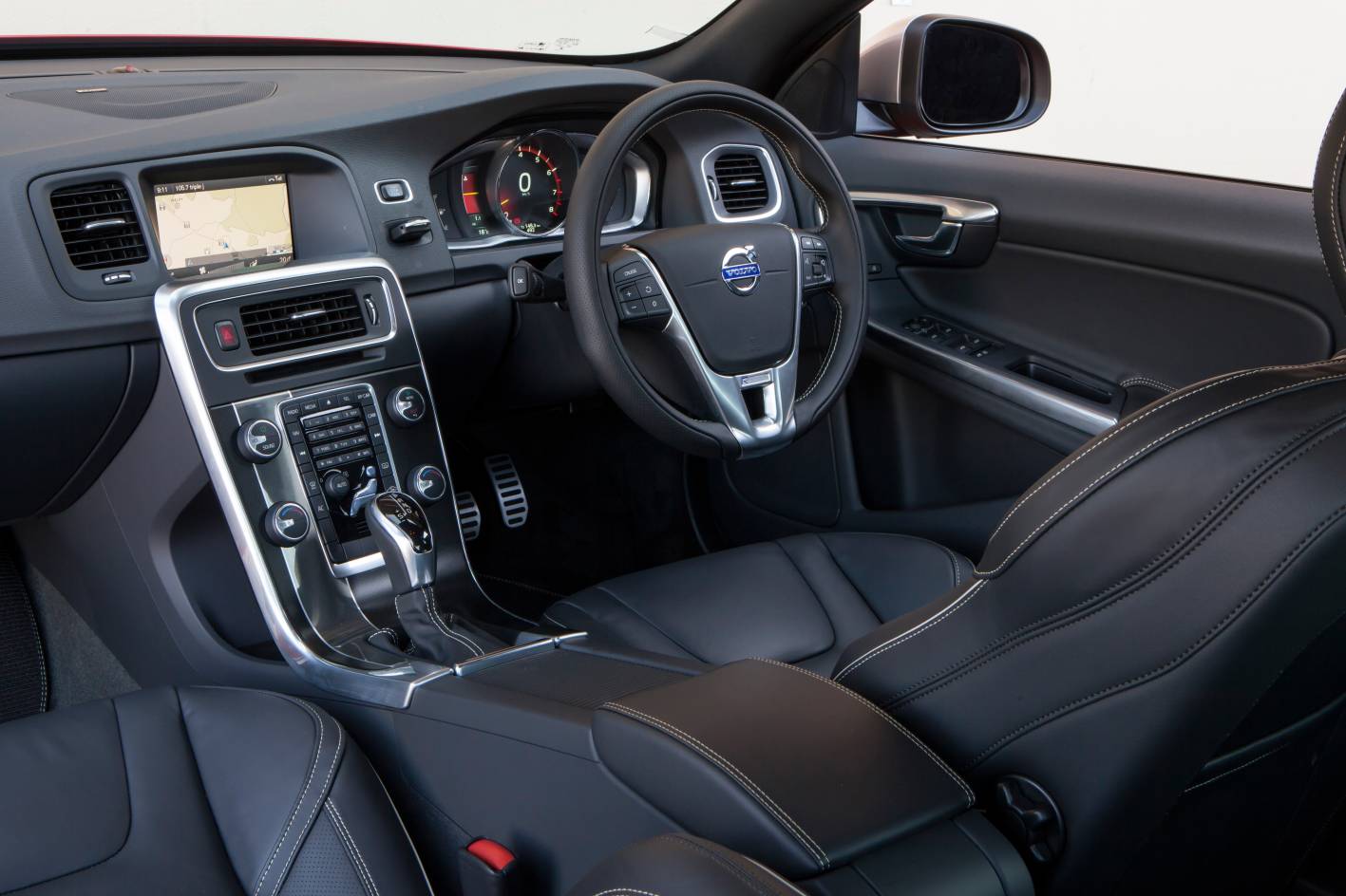 2014-Volvo-S60-T6-R-Design-interior.jpg