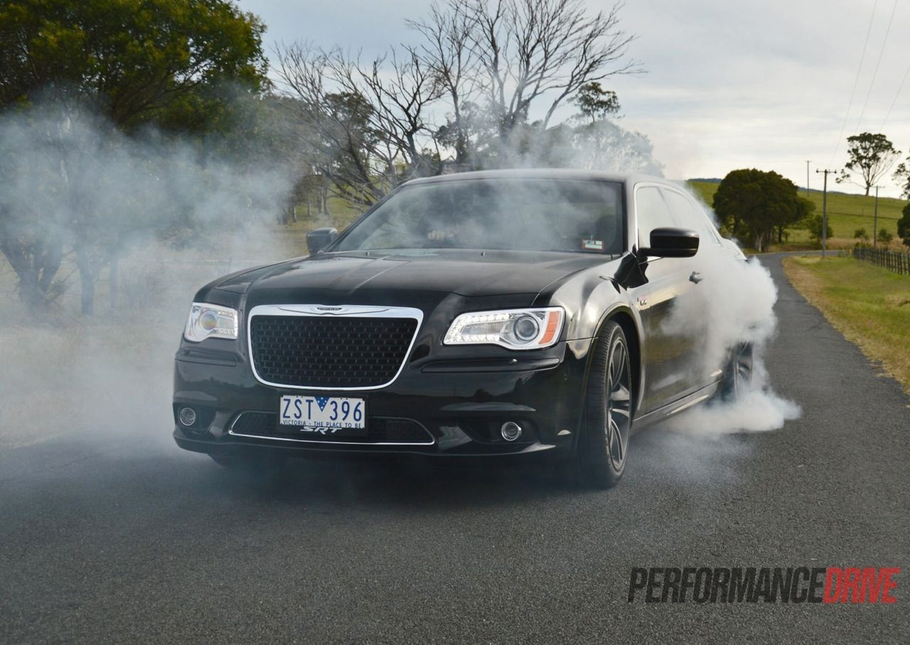 Chrysler-300-SRT8-Core-burnout.jpg