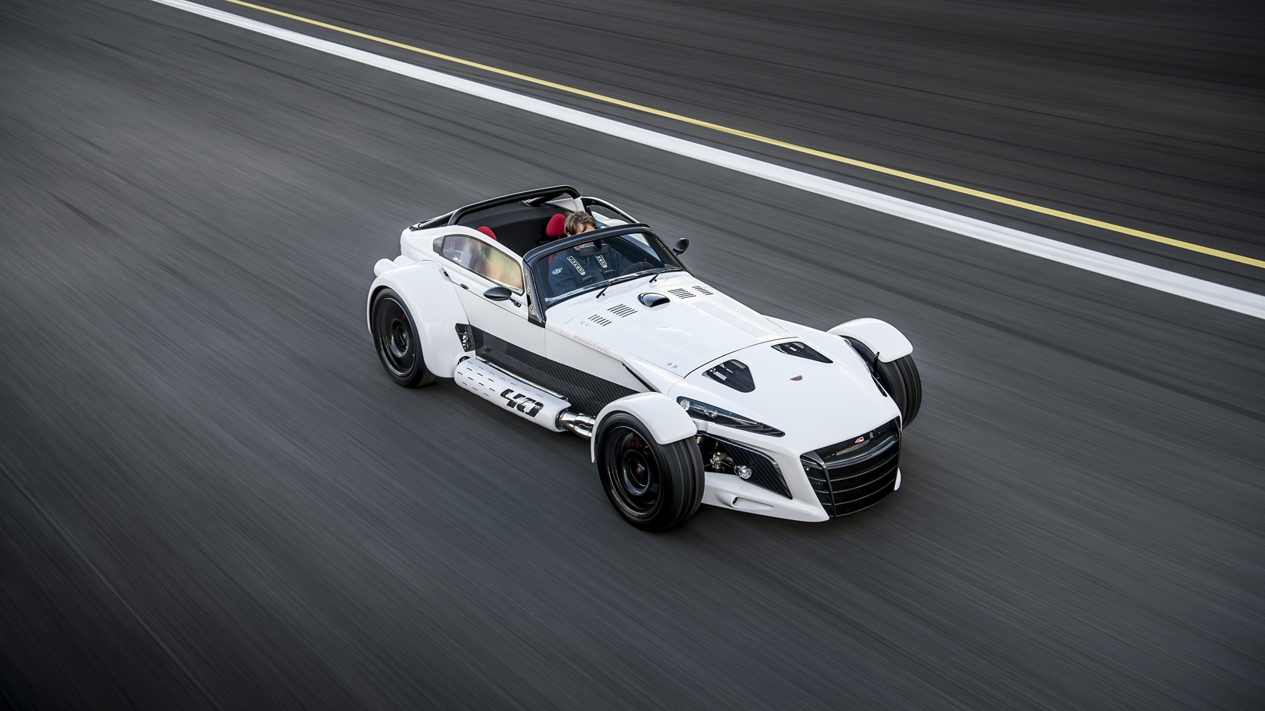 2018_Donkervoort_D8_GTO-40_White_Motion_From_above_547109_2560x1440.jpg