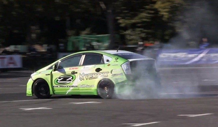 drifting-toyota-prius-puts-up-a-show-at-tokyo-auto-salon-2015-video-91428-7.jpg