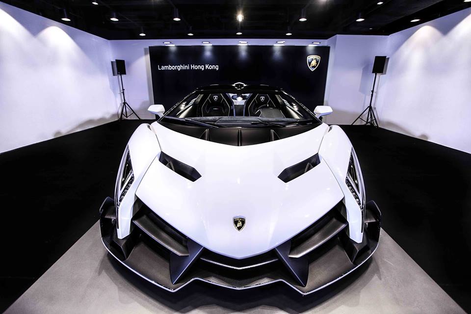 white-veneno-roadster-delivered-to-lamborghini-hong-kong-photo-gallery_9.jpg