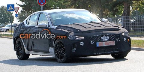 2017_genesis_g70_hyundai_spy-photos_02.jpg