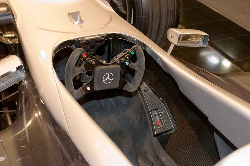 McLaren-MP4-13-cockpit.jpg