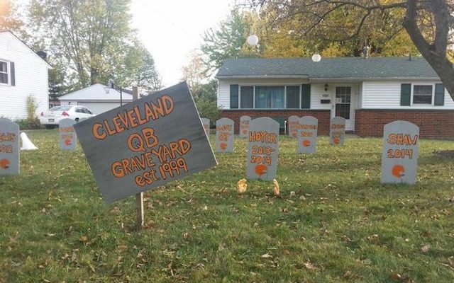 Browns-QB-graveyard-10-26-15.jpg