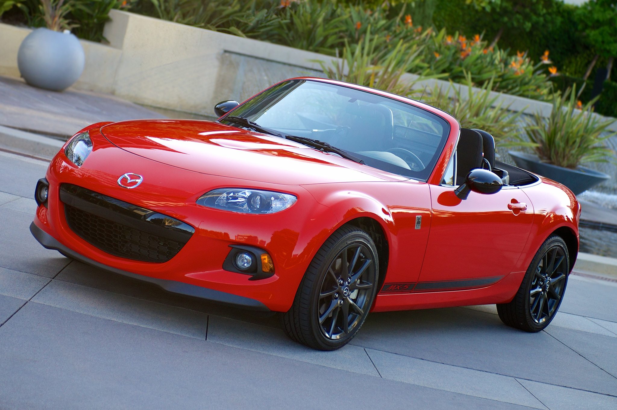 2014-Mazda-MX-5-Club-rear-trhee-quarters-drivers-view-002.jpg