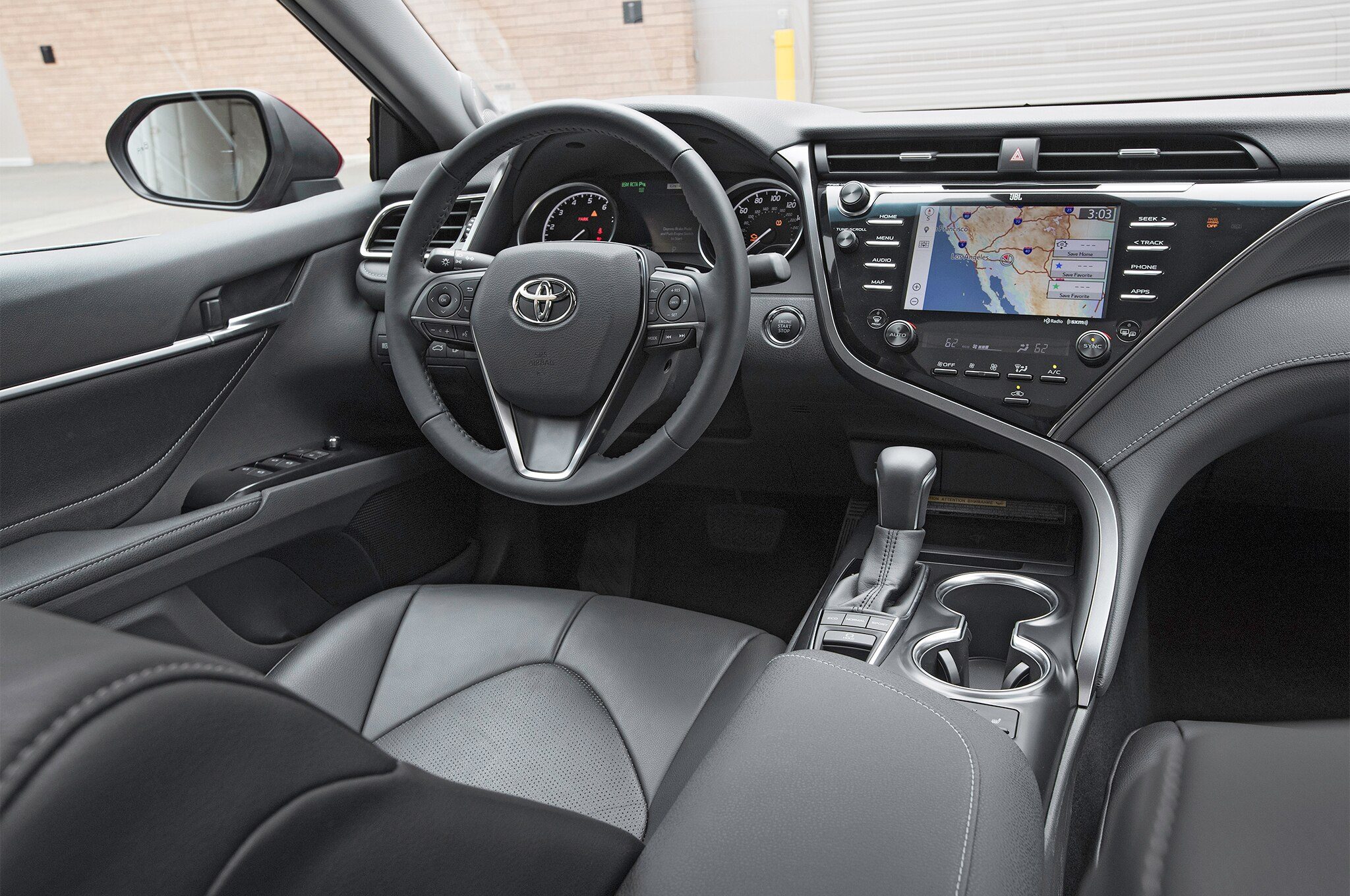 2018-Toyota-Camry-XSE-cabin-02.jpg